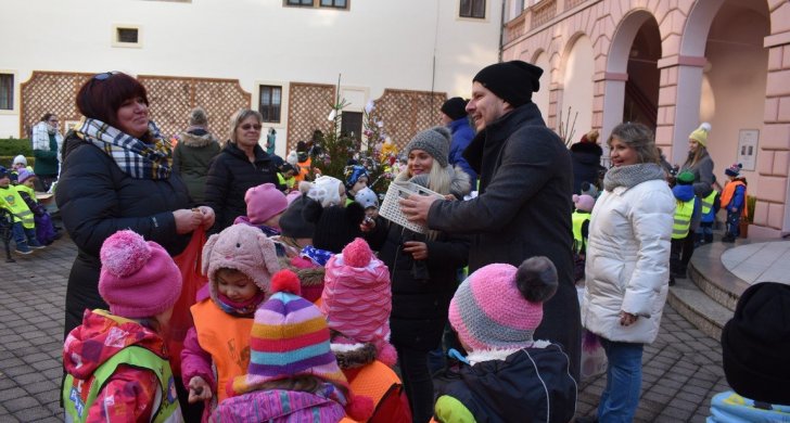 zdobení stromečků v atriu 2019 (19).jpg